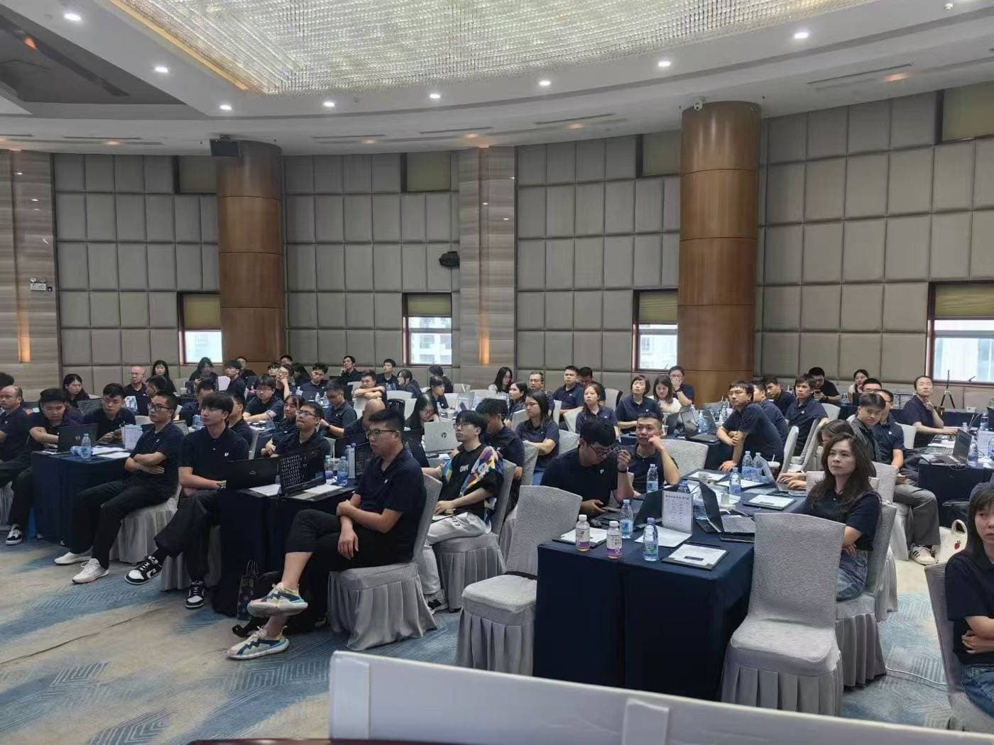 广西站课程现场,讲师在学员中进行互动