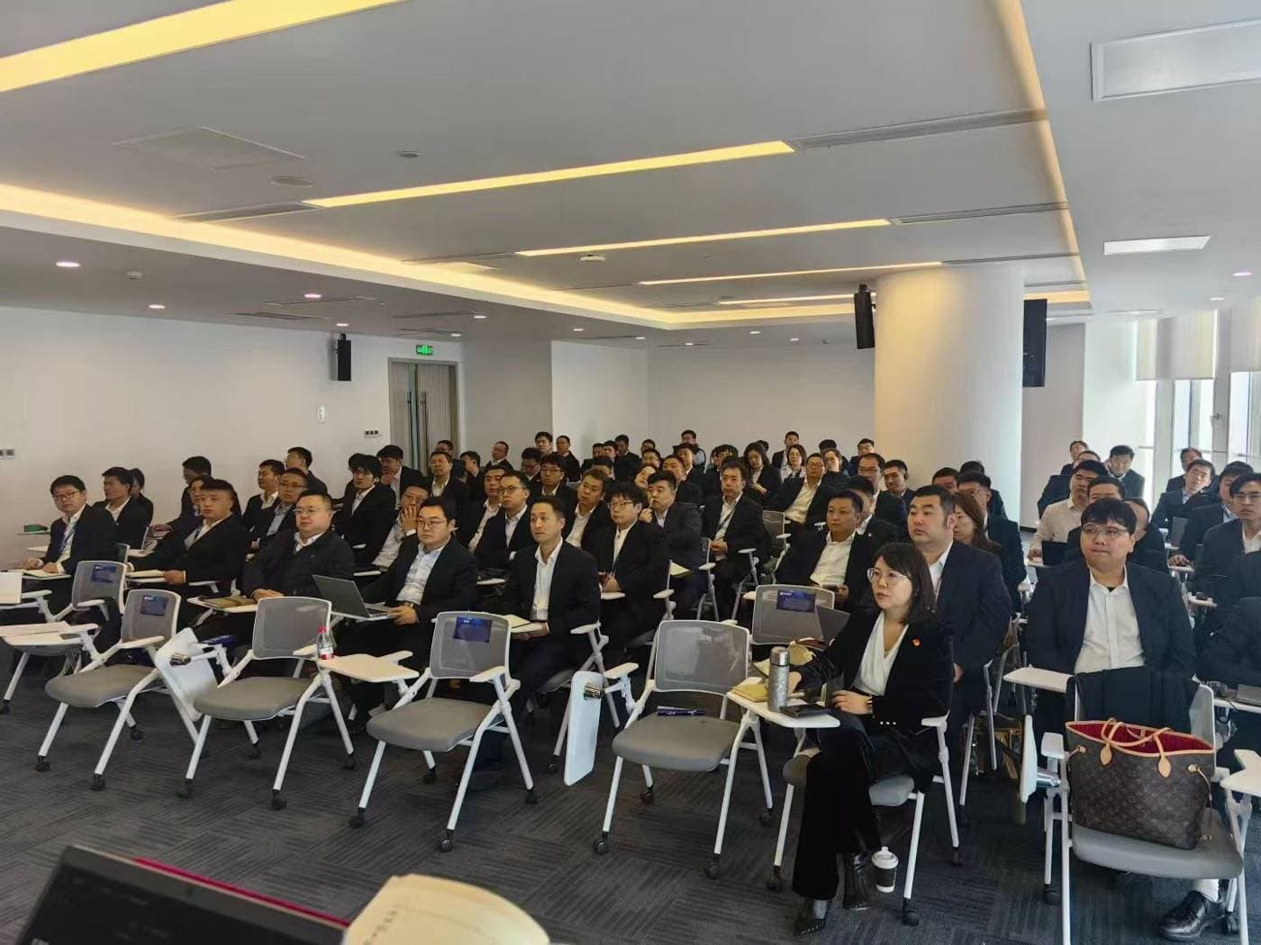 河南站课程现场,学员面向讲台就座