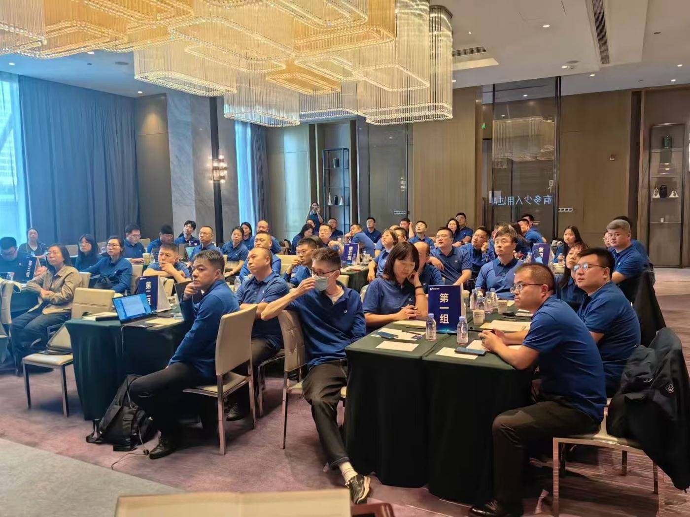 山西站课程现场,学员围坐参与互动