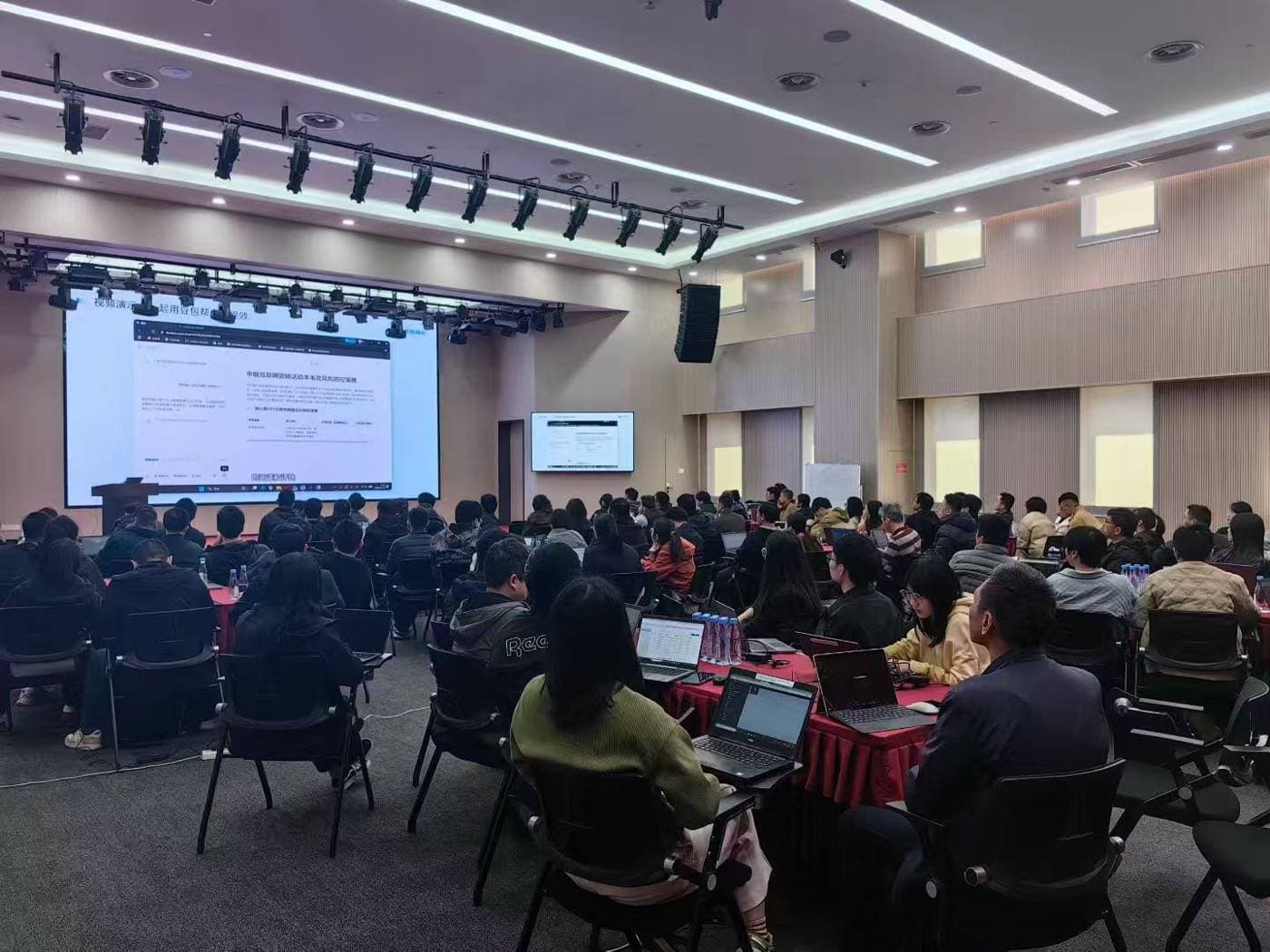 厦门站课程现场,学员在会场听课